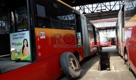 Kondisi Bus TransJakarta di bengkel pool TransJakarta, Cawang,Jakarta Timur, Jumat (8/8). (Republika/ Yasin Habibi)