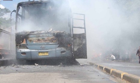   Kondisi Bus TransJakarta jurusan Pulo Gadung-Dukuh Atas yang terbakar di Jalan Sultan Agung, Pasar Rumput, Jakarta Selatan, Selasa (8/4). (foto: Raisan Al Farisi)