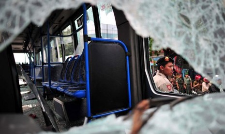 Kondisi Bus Transjakarta yang dirusak massa di Jl Mampang Prapatan, Jakarta Selatan, Jumat (13/7).  (Yogi Ardhi/Republika)