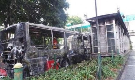 Kondisi bus Transjakarta yang terbakar di halte Al Azhar.