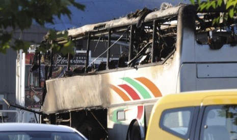 Kondisi bus yang membawa turis Israel pascaledakan di luar Bandara Black Sea, Burgas, Bulgaria. 