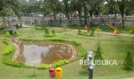 Kondisi Cibinong Situ Plaza di Jalan Tegar Beriman, Bogor, Kamis (1/3). Ruang terbuka hijau yang belum diresmikan ini sudah mengalami sejumlah kerusakan. 