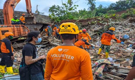 Kondisi darurat bencana alam di negeri ini belumlah usai. Minggu (14/2) malam, banjir dan longsor menerjang warga yang bermukim di Desa Ngetos, Kabupaten Nganjuk, Jawa Timur. Intensitas hujan yang tinggi mengakibatkan sungai Kuncir meluap hingga tebing longsor.