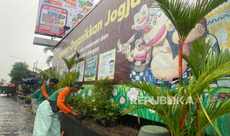 Kondisi Depo Sampah Purawisata di Jalan Brigjen Katamso yang sedang ditanami pohon hias dan dilengkapi dengan mural edukatif tentang pengelolaan sampah organik.