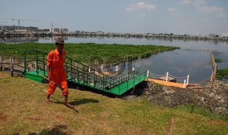 Kondisi Dermaga wisata waduk Pluit yang masih dalam tahap penyelesaian, Jakarta Utara, Jumat (15/8). (Republika/Rakhmawaty La'lang)