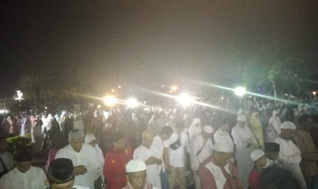 Kondisi di luar masjid At-Tin saat kegiatan Zikir Nasional 2018, Senin (31/12).