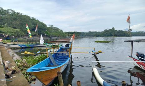 Kondisi di objek wisata Situ Gede Kota Tasikmalaya, Jumat (23/12/2022). Pekerjaan revitalisasi yang dilakukan di lokasi itu belum rampun, tapi wisatawan sudah dapat berkunjung. 