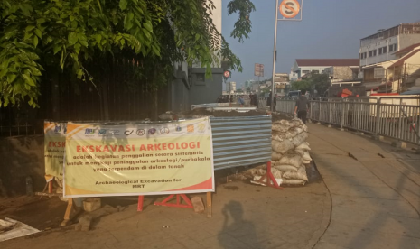 Kondisi galian tim ekskavasi Arkeologi UI di sebelah barat daya Stasiun Jakarta Kota, Kamis (25/10). 