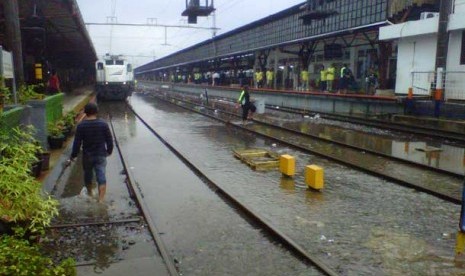 Kondisi genangan air yang merendam rel kereta api di Stasiun Senen, Jakarta, Kamis (17/1). 