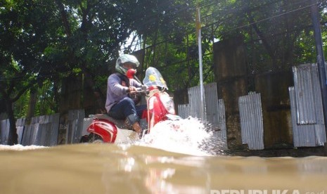 Kondisi genangan banjir di Jalan Pejaten Raya, Pasar Minggu, Jakarta Selatan, Kamis (21/4). (Republika/Yogi Ardhi)