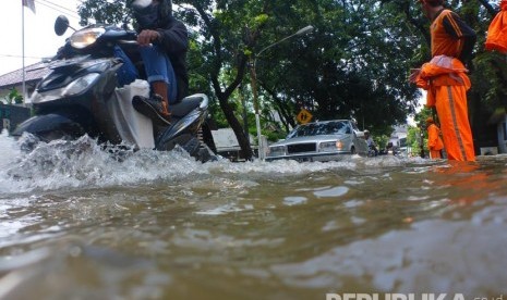 Kondisi genangan banjir di Jalan Pejaten Raya, Pasar Minggu, Jakarta Selatan, Kamis (21/4). (Republika/Yogi Ardhi)