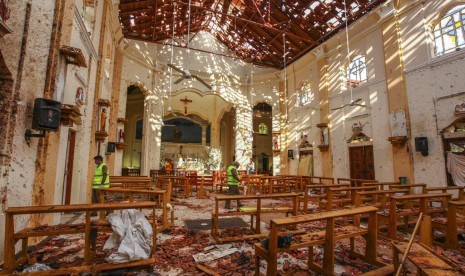 Kondisi Gereja St. Sebastian di Negombo, utara Kolombo, Sri Lanka yang hancur usai serangan bom saat misa Paskah, Ahad (21/4). 