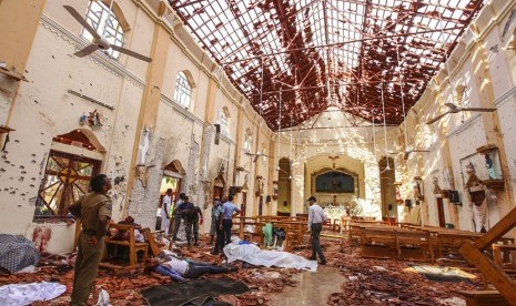 Kondisi Gereja St. Sebastian di Negombo, utara Kolombo, Sri Lanka yang hancur usai serangan bom saat misa Paskah, Ahad (21/4).