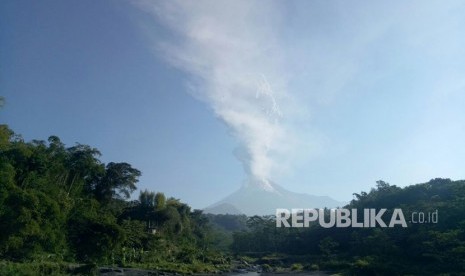 Gunung Merapi diambil dari Sleman, DI Yogyakarta.