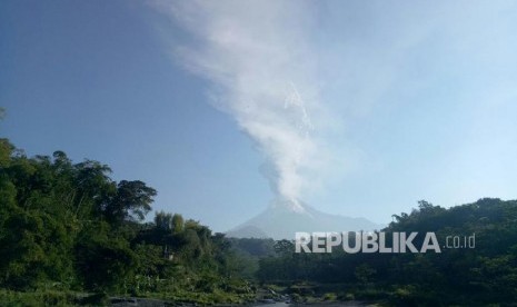 Kondisi Gunung Merapi seusai terjadi letusan erupsi freatik diambil dari kawasan Sleman, DI Yogyakarta