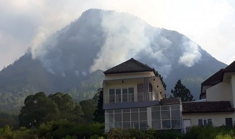 Kondisi Gunung Panderman setelah kebakaran sejak Ahad malam hingga Senin siang (22/7), di Kota Batu.