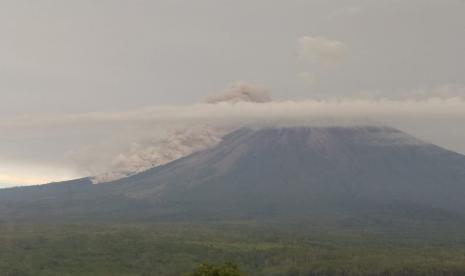 Kondisi Gunung Semeru pada Jumat (17/4).