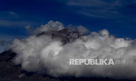 Kondisi Gunung Semeru terlihat dari Curah Koboan, Lumajang, Jawa Timur, Jumat (10/12/2021). Pusat Vulkanologi dan Mitigasi Bencana Geologi (PVMBG) menghimbau masyarakat agar mewaspadai awan panas guguran, guguran lava, dan lahar di sepanjang aliran sungai yang berhulu di puncak Gunung Semeru dan tidak mendekat di area terdampak material awan panas karena suhunya masih tinggi . 