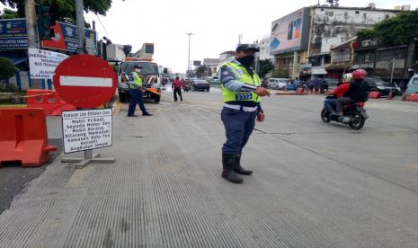 Kondisi hari pertama penerapan kawasan rendah emisi atau low emission zone (LEZ) di kawasan wisata Kota Tua, Jakarta Barat, Senin (8/2). 