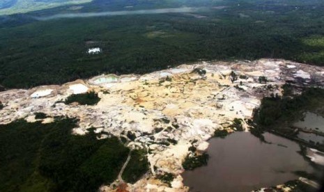   Kondisi hutan Belitung dengan lubang penambangan timah di Kepulauan Belitung, Provinsi Bangka Belitung.