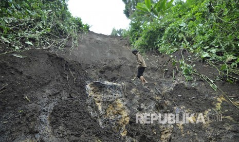 Kondisi hutan di hulu sungai Cikamir yang rusak akibat hujan deras di Pasirwangi, Kabupaten Garut, Sabtu (24/9). Pemicu banjir bandang di Kabupaten Garut dikarenakan rusaknya hulu sungai Cikamiri. (Mahmud Muhyidin)