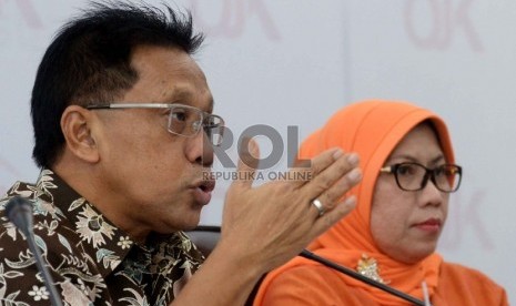 Kondisi Industri Jasa Keuangan: Kepala Eksekutif Pengawas IKNB OJK Firdaus Djaelani (kiri), dan Kepala Eksekutif Pengawas Pasar Modal OJK Nurhaida memberikan keteranga pers tentang Kondisi Industri Jasa Keuangan, Jakarta, Kamis (12/3).