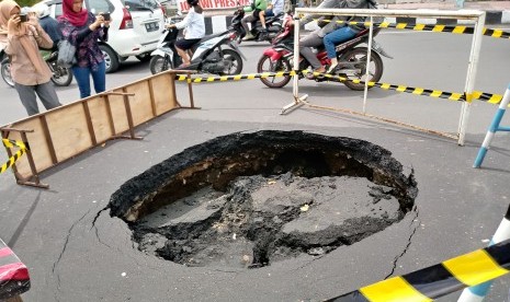 Kondisi jalan ambles di perempatan Ngabean, Kota Yogyakarta.