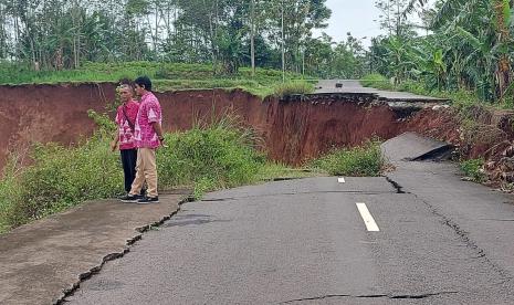 Kondisi jalan Arjuna yang terputus total di wilayah Dusun bandungan, Desa Kalongan, Kecamatan Ungaran Timur, Kabupaten Semarang, Rabu (18/1). Jalur penghubung Kecamatan Ungaran Timur dengan Kecamatan Mranggen, Kabupaten Demak ini terputus akibat dampak pergerakan tanah dan longsor.