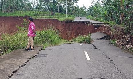 Kondisi jalan Arjuna yang terputus total di wilayah Dusun bandungan, Desa Kalongan, Kecamatan Ungaran Timur, Kabupaten Semarang, Rabu (18/1/2023). Jalur penghubung Kecamatan Ungaran Timur dengan Kecamatan Mranggen, Kabupaten Demak ini terputus akibat dampak pergerakan tanah dan longsor.