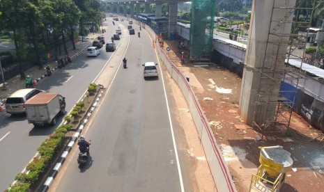 Kondisi jalan berlubang di sejumlah titik sepanjang proyek LRT Jabodebek di Jalan HR Rasuna Said, Kuningan, Jakarta Selatan, Senin (13/5). 