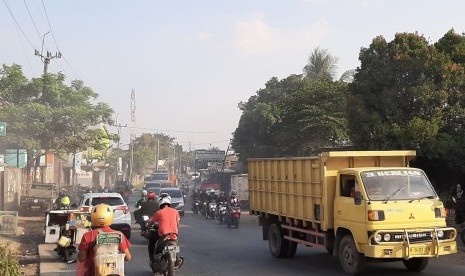 Jabar Anggarkan Rp 23 M Lebarkan Jalan Cikarang-Cibarusah. Kondisi Jalan Cikarang-Cibarusah di Kabupaten Bekasi yang kerap macet dan rawan kecelakaan.