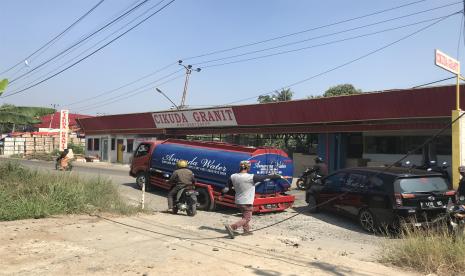 Kondisi Jalan Cikuda di Desa Wanaherang, Kecamatan Gunungputri, Kabupaten Bogor, rusak para pada Selasa (28/7).