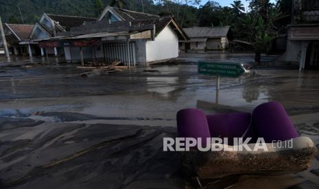 Kondisi jalan dan pemukiman warga yang terendam pasir di Dusun Kamar Kajang, Candipuro, Lumajang, Jawa Timur, Kamis (9/12/2021). Puluhan rumah di dusun tersebut terendam luapan air sungai bercampur material lahar dingin erupsi Gunung Semeru akibat diguyur hujan deras pada Selasa (7/12) dan Rabu (8/12) malam .