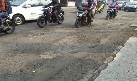 Kondisi Jalan di depan BTC Mall Jalan Joyo Martono, Bekasi Timur, Kota Bekasi rusak parah. Jalan ini merupakan salah satu akses penting menuju pintu tol Bekasi Timur. 