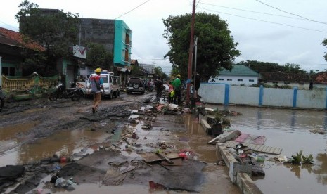 Kondisi jalan di Kampung Sumbawa, Tanjung, Rasanae, Kota Bima, Sabtu (24/12) mengalami kerusakan akibat banjir bandang yang melanda wilayah ini sejak Rabu lalu.