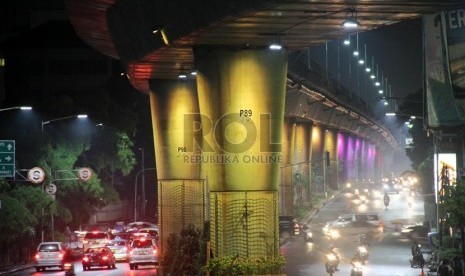   Kondisi jalan layang non tol Antasari - Blok M yang dihiasi lampu warna-warni, Jakarta, Ahad (13/1).   (Republika/Yasin Habibi)