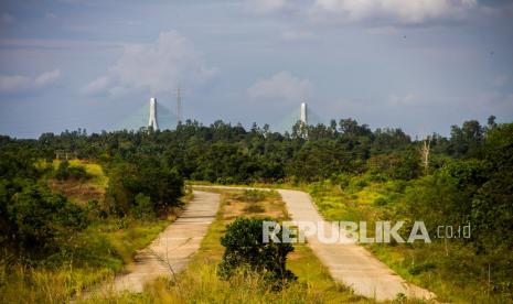 Kondisi jalan menuju Jembatan Pulau Balang di Kabupaten Penajam Paser Utara, Kalimantan Timur, Kamis (10/2/2022). Jembatan Pulau Balang menjadi salah satu akses penghubung menuju Ibu Kota Negara (IKN) Nusantara, jembatan tersebut menghubungkan Kota Balikpapan langsung ke Penajam Paser Utara namun hingga kini belum bisa digunakan untuk umum karena akses jalan belum selesai dikerjakan. 