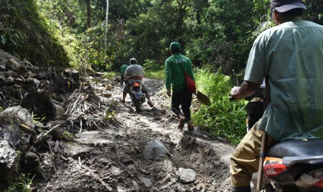 Kondisi jalan menuju Kecamatan Lindu, daerah terluar dari Kabupaten Sigi, Sulawesi Tengah.