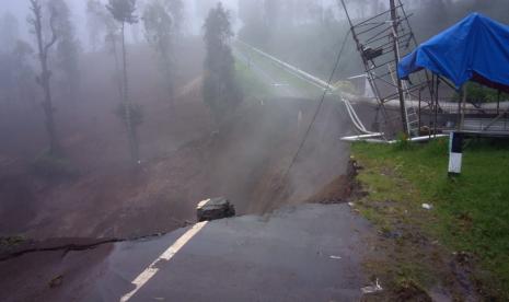 Siaga Darurat Bencana di Garut dan Tasikmalaya Hingga April. Foto: Kondisi jalan penghubung antara Puncak Darajat dengan Kawah Darajat akibat bencana longsor yang terjadi di Blok Cikupakan, Desa Karyamekar, Kecamatan Pasirwangi, Kabupaten Garut, Jumat (19/11).