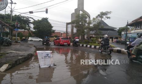 Kondisi jalan rusak dan lubang menganga di pertigaan Tugu Botol Kecap, Kelurahan Tonjong, Kecamatan/ Kabupaten Majalengka. 