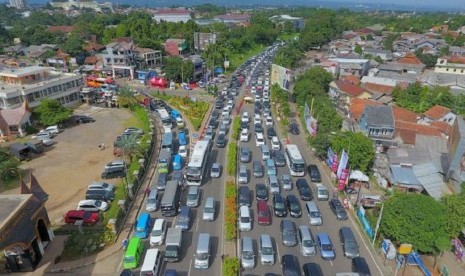 Kondisi jalur dari Jakarta menuju Puncak, Bogor. Kepadatan ini membuat Satlantas Polres Bogor memutuskan menerapkan sistem one way ke Puncak.