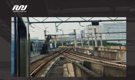 Kondisi jalur MRT yang diduga tertimpa crane jatuh di depan Gedung Kejagung, Jakarta Selatan, Kamis (30/5/2024). Akibat insiden itu, operasional MRT dihentikan sementara. 