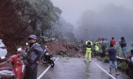 Kondisi jalur Padang-Solok di Sitinjau Laut yang tertutup longsor. 