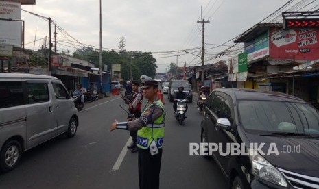 Kondisi jalur Puncak H+2 lebaran, Ahad (17/6). Sistem satu arah diberlakukan sejak pukul 07:00.