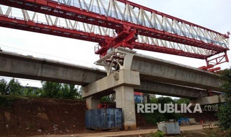 Kondisi jatuhnya bantalan launcher girder yang jatuh di lokasi double double track kereta api di Mampang, Jakarta Timur, Ahad (4/2). 