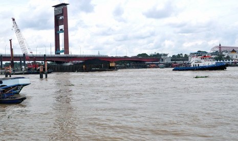 Kondisi Jembatan Ampera pasca tiang jembatannya ditabrak kapal tongkang pengangkut batu bara