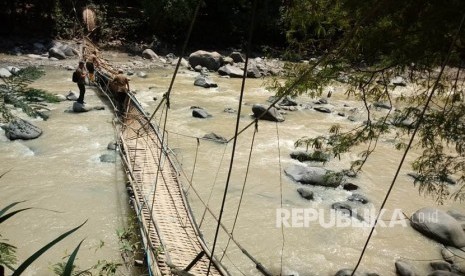 Kondisi jembatan bambu di tempat wisata alam Penangkaran Rusa Cariu, Kabupaten Bogor, Selasa (2/1). Jembatan yang merupakan satu-satunya akses ke tempat wisata ini ambruk pada Senin (1/1) sekira pukul 15.00 WIB. 