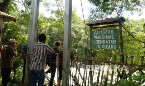 Kondisi jembatan bambu di tempat wisata alam Penangkaran Rusa Cariu, Kabupaten Bogor, Selasa (2/1). Jembatan yang merupakan satu-satunya akses ke tempat wisata ini ambruk pada Senin (1/1) sekira pukul 15.00 WIB. 