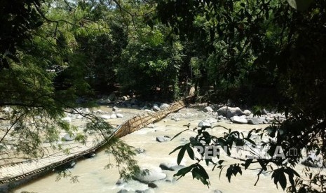 Kondisi jembatan bambu di tempat wisata alam Penangkaran Rusa Cariu, Kabupaten Bogor, Selasa (2/1). Jembatan yang merupakan satu-satunya akses ke tempat wisata ini ambruk pada Senin (1/1) sekira pukul 15.00 WIB. 