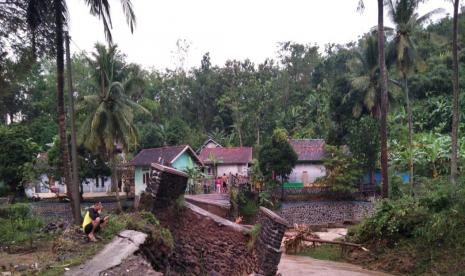 Kondisi Jembatan Bangbayang di Desa Mekarsari, Kecamatan Cibalong, Kabupaten Garut, yang rusak akibat bencana.